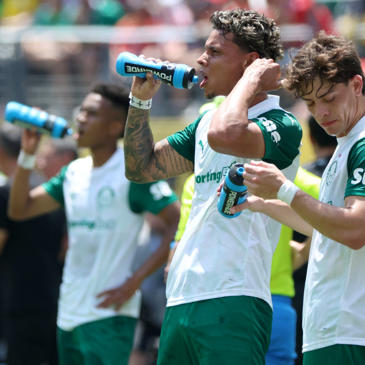 epa12185853 Richard Rios (2R) of Palmeiras and teammates take a drink break during the FIFA Club World Cup 2025 match between Palmeiras and Al Ahly in East Rutherford, New Jersey, USA, 19 June 2025. E ...