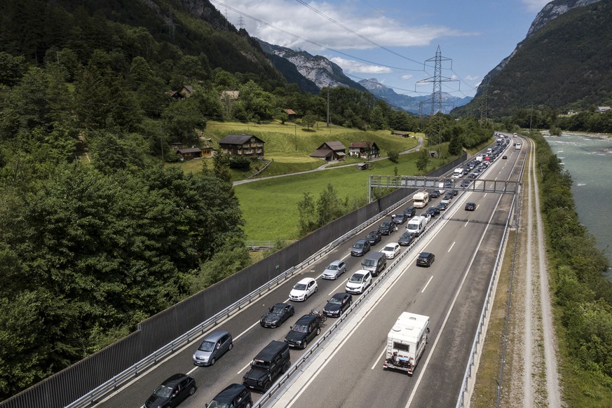 Stau vor dem Gotthard in Silenen Richtung Sueden, fotografiert am Samstag, 8. Juni 2019. (KEYSTONE/Sarah Ennemoser)