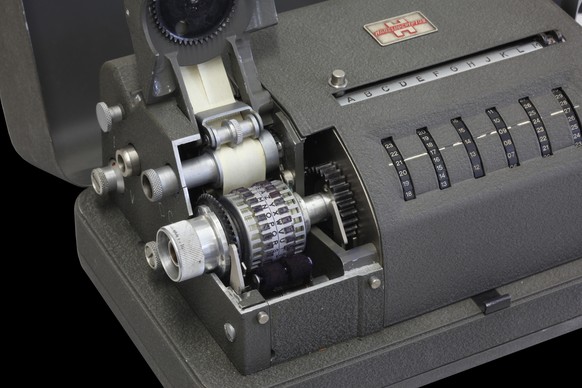 HANDOUT - Die mechanische Rotor-Chiffriermaschine CX-52 IMG wurde ab 1952 durch den schwedischen Erfinder und Unternehmer Boris Hagelin von seiner im selben Jahr in der Schweiz gegruendeten Crypto AG  ...