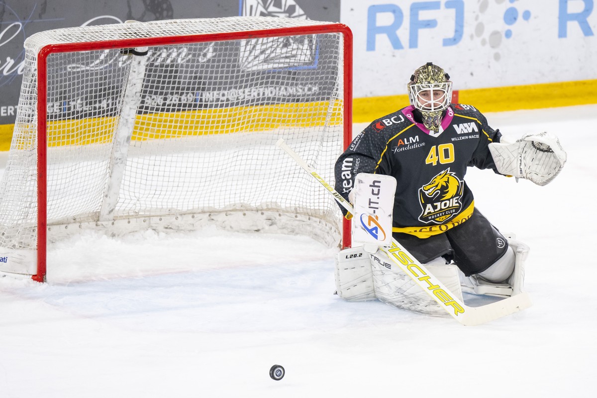 Ajoies Torhueter Damiano Ciaccio schaut auf den Puck im Eishockey-Qualifikationsspiel der National League zwischen dem HC Ajoie und den Rapperswil-Jona Lakers in der Raiffeisen Arena in Porrentruy, am ...
