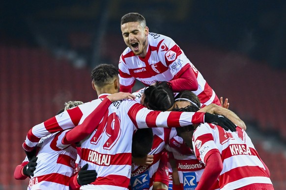 Joie des joueurs valaisans apres le deuxieme but marque par Jared Khasa, lors de la rencontre de football a huis clos de Super League entre FC Sion et Servette FC le mercredi 25 novembre 2020 au stade ...