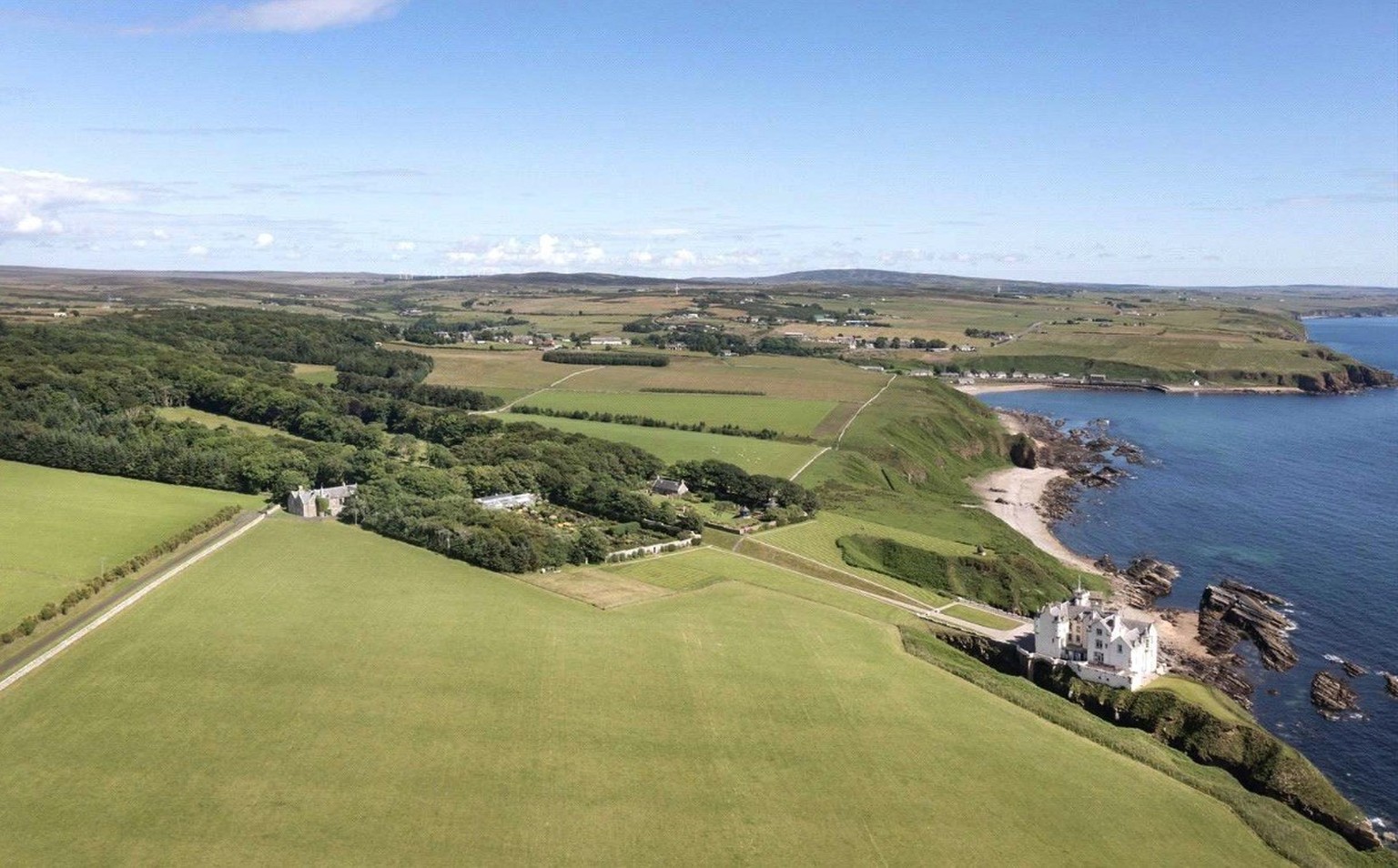 Dunbeath Castle Scotland 25 Millionen https://castleist.com/dunbeath-castle-for-sale-with-spectacular-estate/