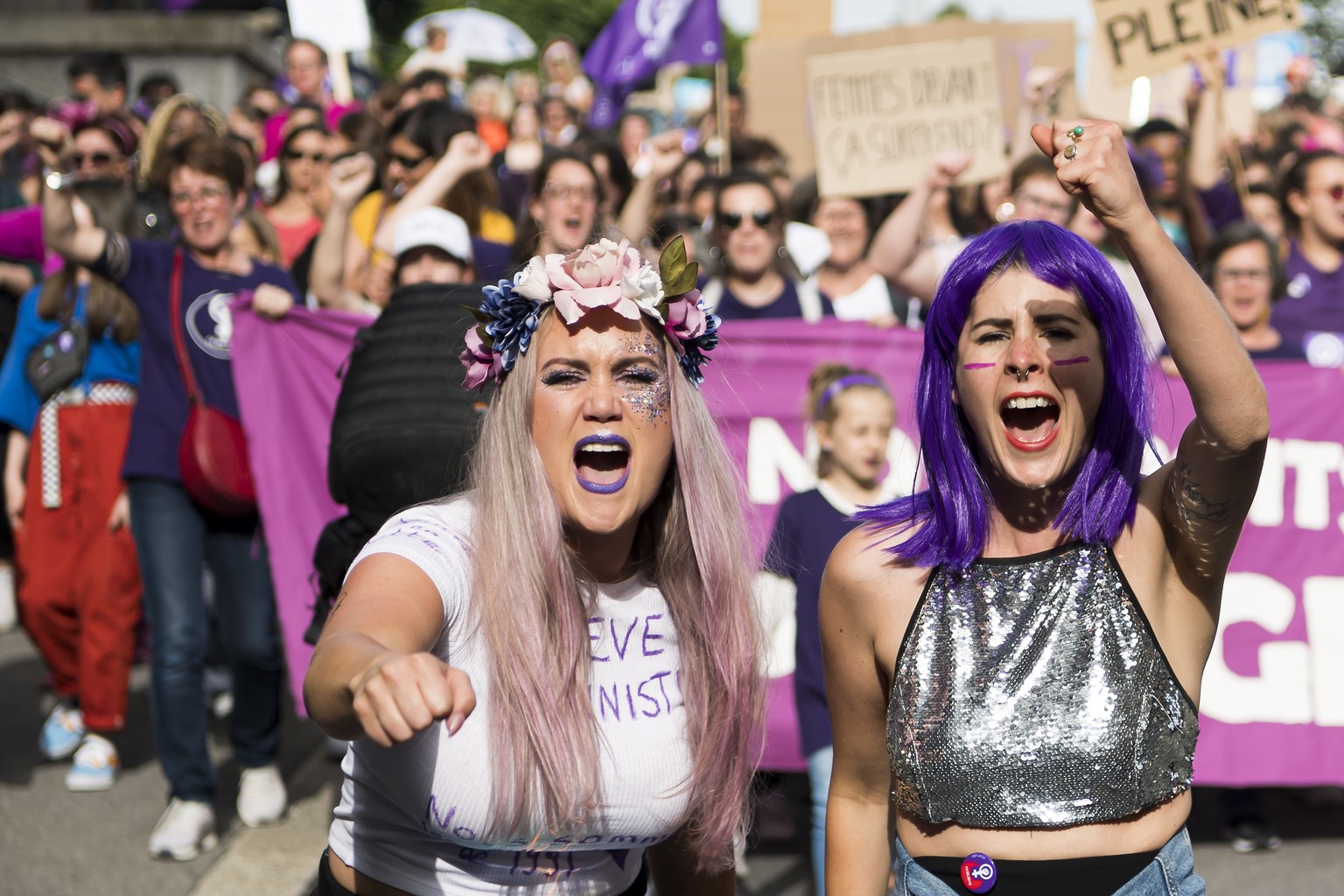 Des femmes manifestent pendant le grand cortege lors de la Greve nationale des femmes ce vendredi 14 juin 2019 a Lausanne. (KEYSTONE/Jean-Christophe Bott)