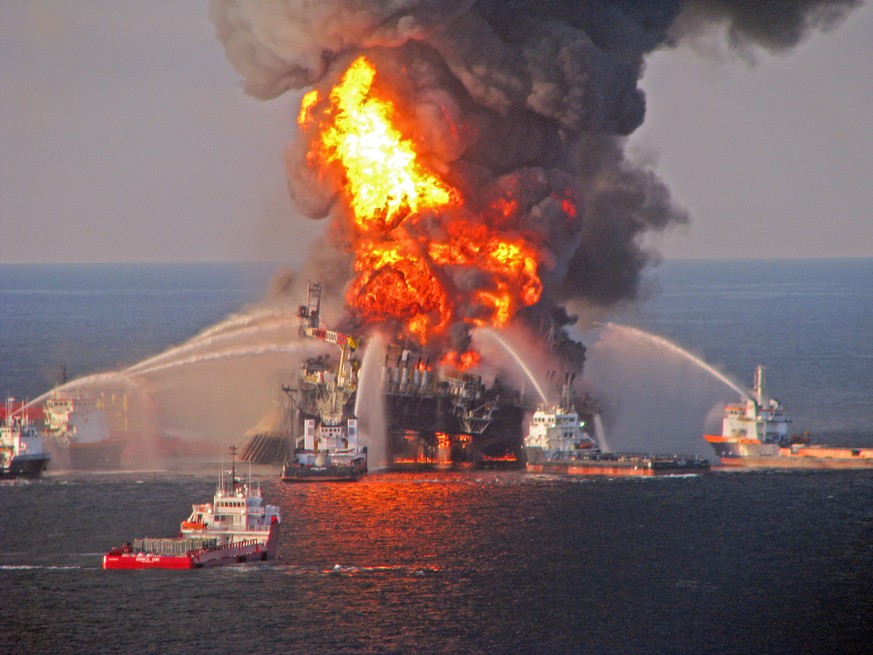 epa04828019 (FILE) A file picture released by the US Coast Guard on 22 April 2010 shows a fire aboard the mobile offshore oil drilling unit Deepwater Horizon, located in the Gulf of Mexico some 80 kil ...
