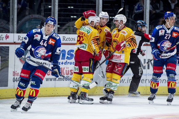 Jubel zum 1:0 bei Langnaus Torschuetze Nils Berger, Stefan Rueegsegger und Nolan Diem, von links, im Eishockey Meisterschaftsspiel der National League zwischen den ZSC Lions und den SCL Tigers, am Die ...