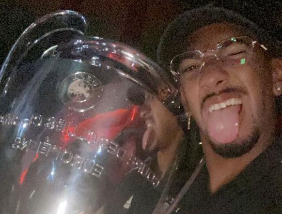 Jérôme Boateng mit dem Pott.