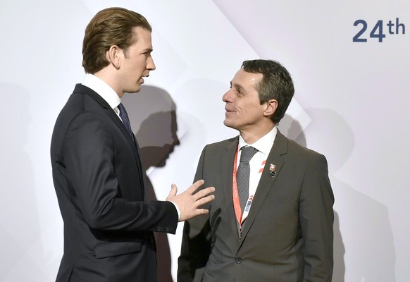 Oesterreichs AM Sebastian Kurz (l.) und der Aussenminister der Schweiz, Ignazio Cassis, im Rahmen des OSZE-Ministerrates in Wien am Donnerstag, 7. Dezember 2017. (KEYSTONE/APA/HANS PUNZ)