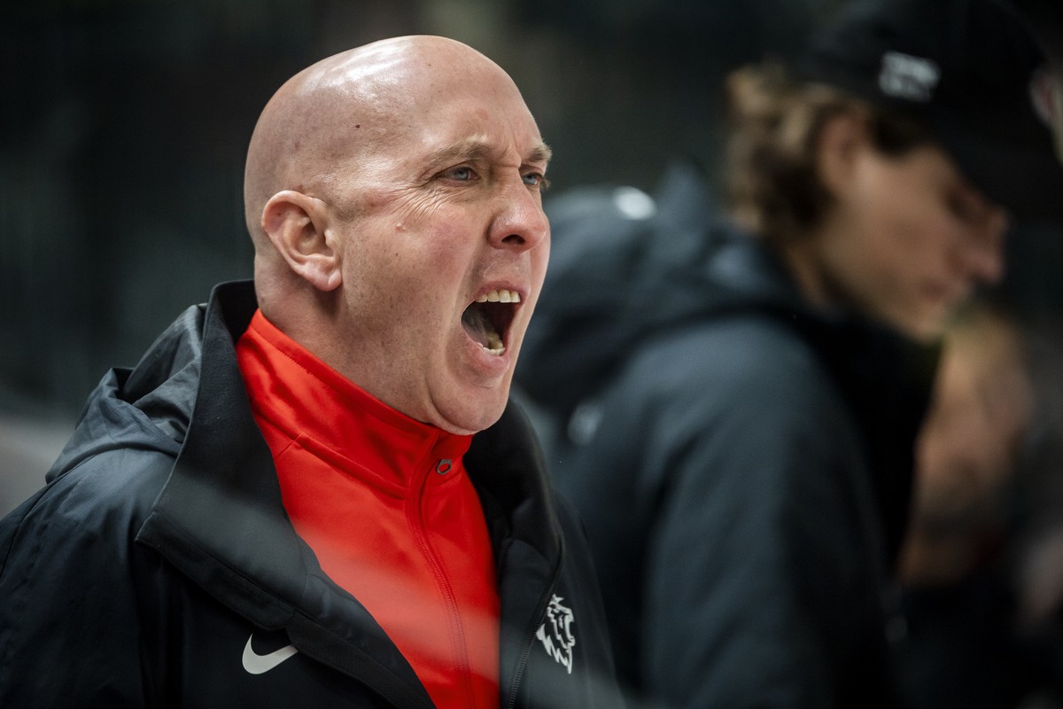 L'entraineur lausannois John Fust, parle a ses joueurs lors d'un match amical de hockey sur glace entre le Lausanne HC, LHC, et Geneve-Servette HC, GSHC, le mardi 17 aout 2021 a la patinoire ...