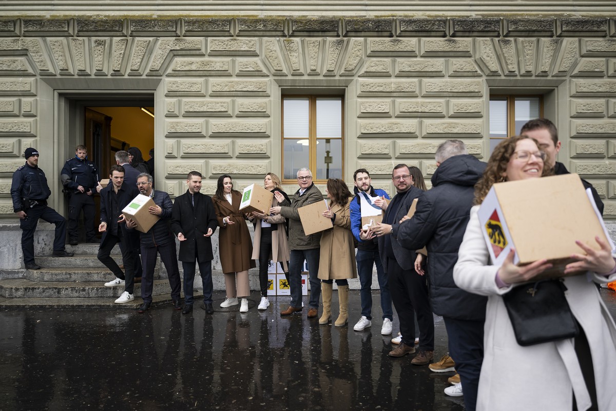 Parlamentarier, Mitglieder der Mitte-Partei und Unterstuetzer reichen die Schachteln mit den gesammelten Unterschriften weiter anlaesslich der Uebergabe fuer die Volksinitiativen "Ja zu fairen AH ...