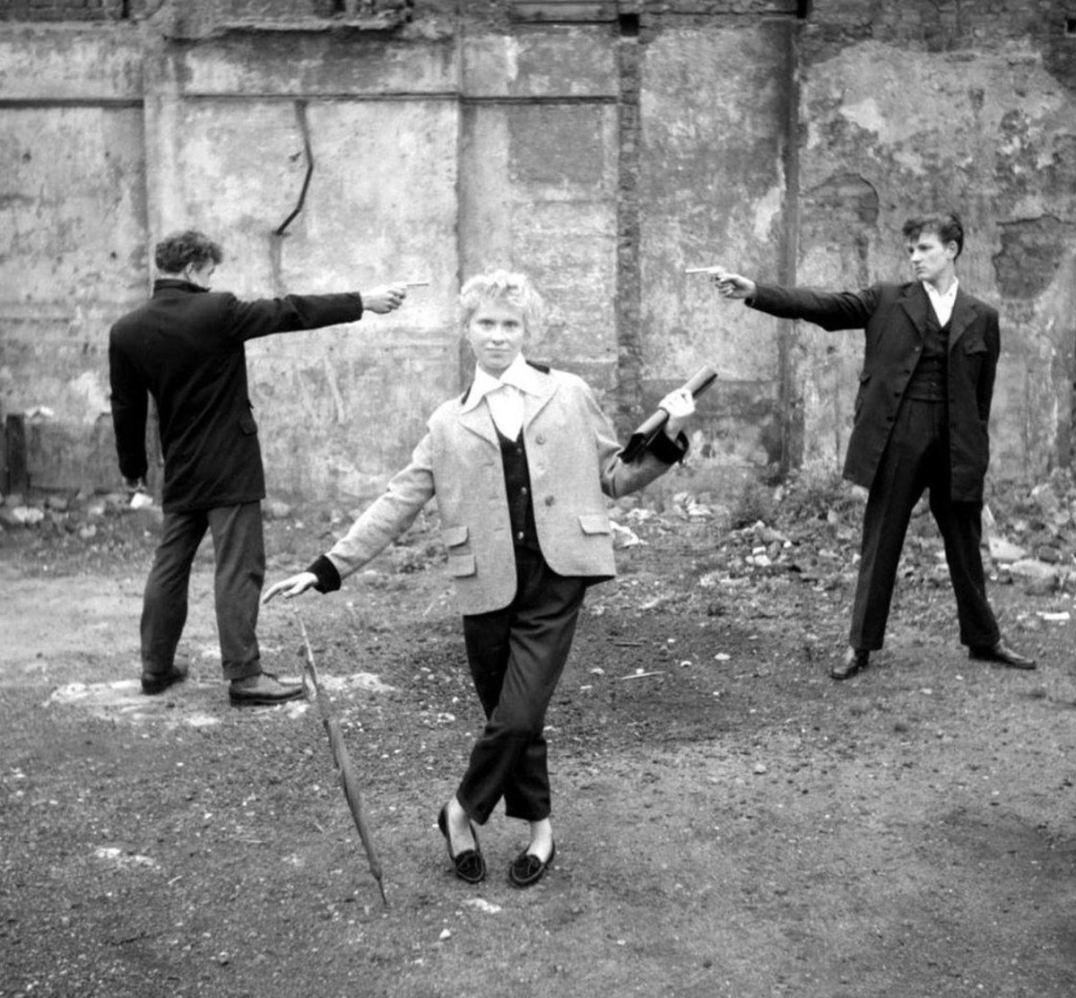 london 1950s fünfzigerjahre 50s teddy boys teddy girl teds edwardians jugendsubkultur gang rock'n'roll duell http://www.buzzland.it/2016/06/la-gang-di-donne-criminali-a-londra-dellinizio-900 ...