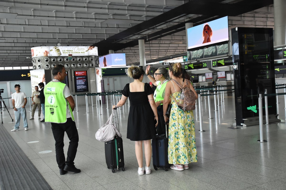 epa13166965 Travelers at Fontanarossa Airport in Catania, Italy, 13 August 2026. All flights arriving at and departing from Catania Airport have been suspended due to heavy ashfall caused by activity  ...