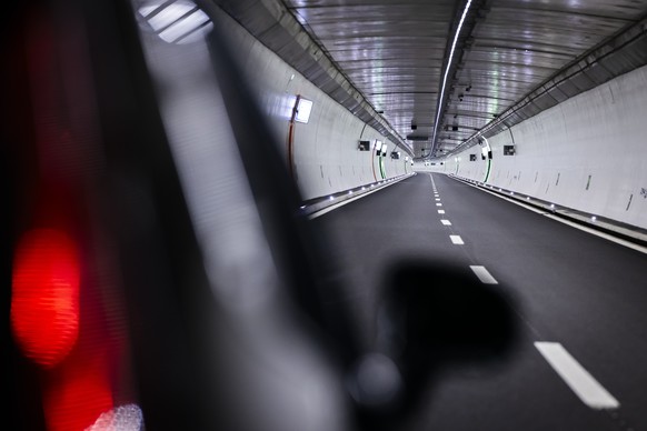 Blick in die sanierte 2. Roehre des Gubristunnels, aufgenommen anlaesslich einer Medienfuehrung am Montag, 10. November 2025 in Regensdorf. (KEYSTONE/Michael Buholzer)