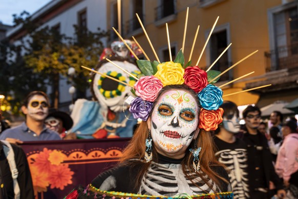 &lt;p&gt;Rund 1,5 Millionen Menschen haben in Mexiko-Stadt an einer farbenfrohen Parade zum Tag der Toten teilgenommen.&lt;/p&gt;&lt;p&gt;&lt;br&gt;&lt;/p&gt;