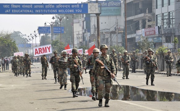 Soladten sichern die Strassen in Haryana.