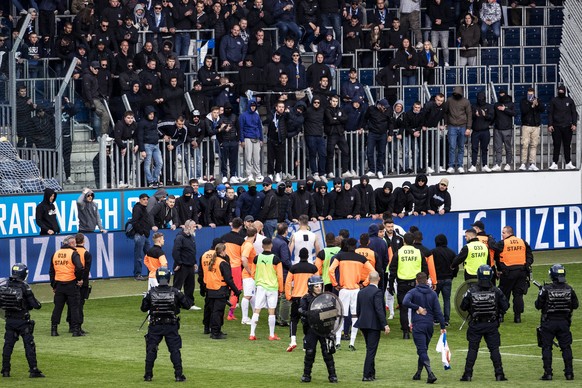 GC Spieler stehen vor GC Hooligans nach dem Spielabbruch im Fussball Meisterschaftsspiel der Super League zwischen dem FC Luzern und dem Grasshopper Club Zuerich in der Swissporarena, am Sonntag, 12.  ...