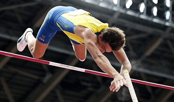 epa09381062 Armand Duplantis of Sweden competes in the Men&#039;s Pole Vault qualification during the Athletics events of the Tokyo 2020 Olympic Games at the Olympic Stadium in Tokyo, Japan, 31 July 2 ...