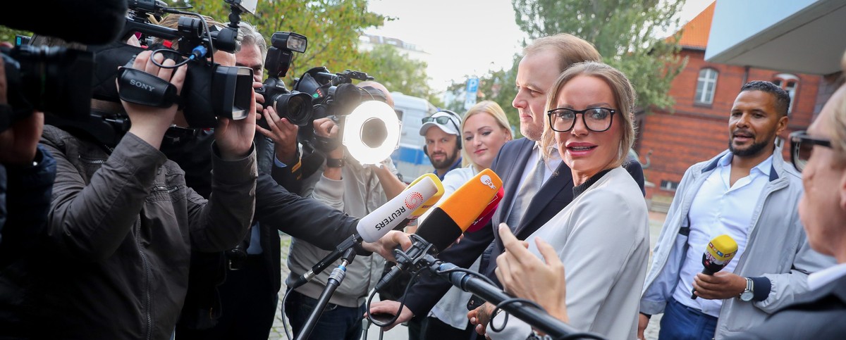 epa05506530 German model Gina-Lisa Lohfink (3-R) speaks to the media as she arrives to the Tiegarten local court in Berlin, Germany, 22 August 2016, where the trial against the former 'Germany  ...