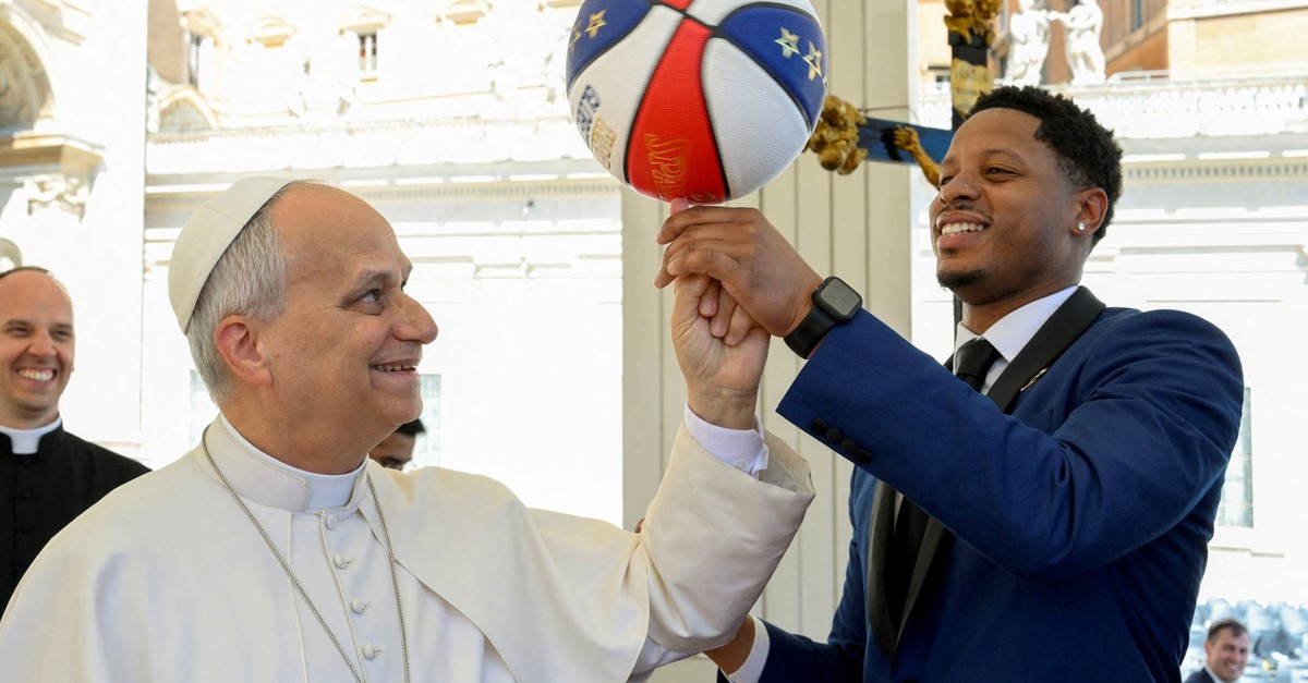 Harlem Globetrotters machen Papst Leo XIV. zum Basketballer