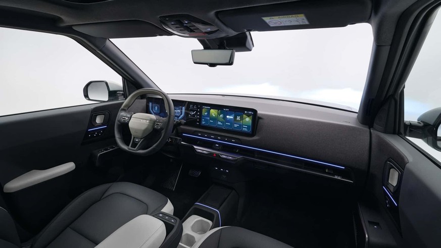 Übersichtlich: Cockpit mit drei Displays, textil bespannten Flächen und Recyclingmaterialien.