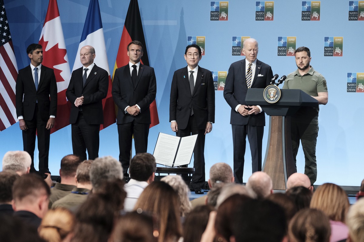 epa10741919 Ukraine's President Volodymyr Zelensky speaks as (L-R) Britain's Prime Minister Rishi Sunak, German Chancellor Olaf Scholz, French President Emmanuel Macron, Japan's Prime M ...