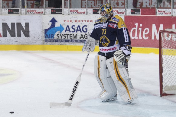 Langenthals Goalie Marco Mathis, geschlagen, im 2. Spiel der Ligaqualifikation, zwischen dem SC Langenthal und dem HC Ambri-Piotta, am Samstag, 8. April 2017, in der Eishalle Schoren in Langenthal. (K ...