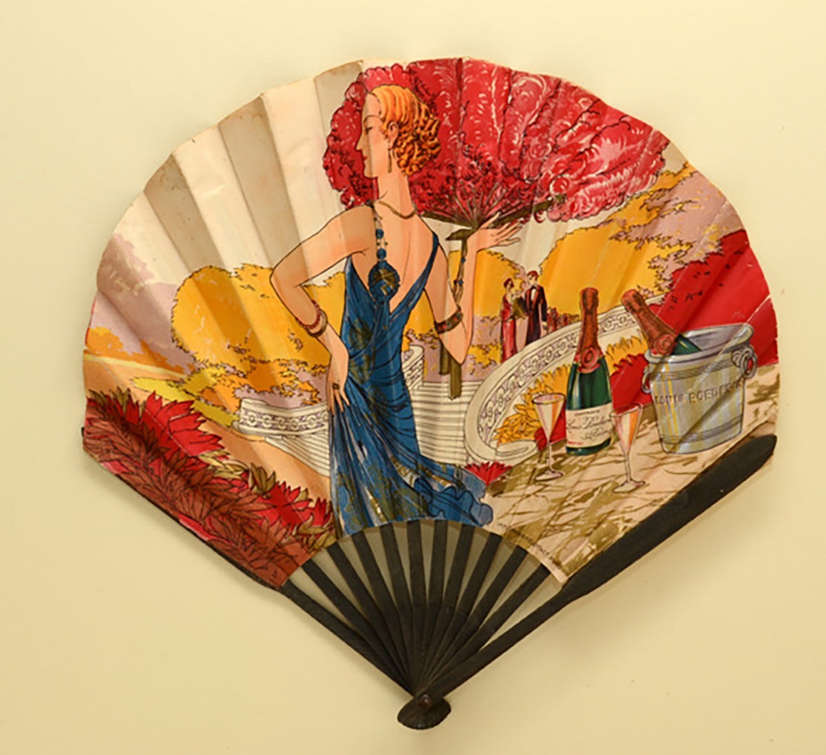 Werbefächer aus Papier und einfachen Holzstäben in Ballonform, hergestellt vom Pariser Fächerhersteller Chambrelent im Auftrag des französischen Champagnerproduzenten Louis Roederer, ca. 1925/1930. Di ...