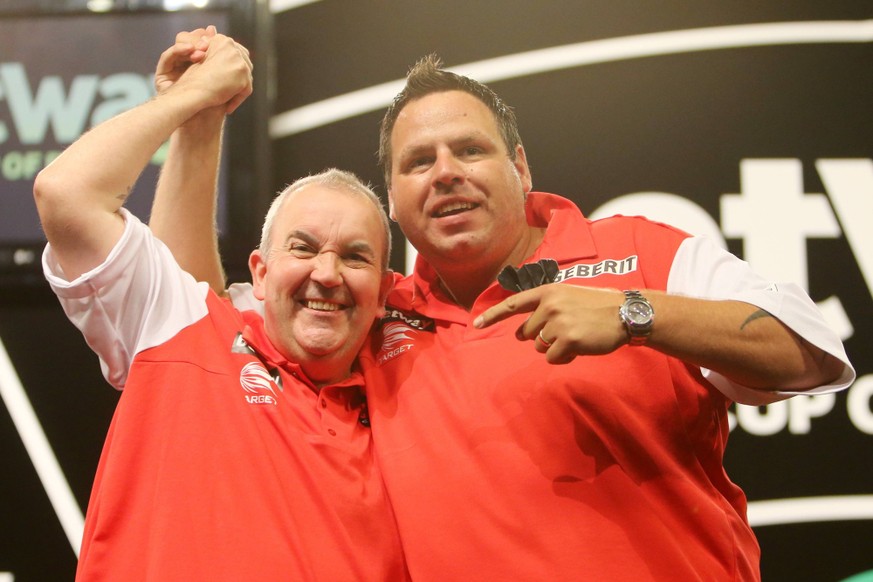 Mannschaftsweltmeister 2016 : Phil Taylor und Adrian Lewis (England, ENG), Weltmeister, Jubel, Dart Teamweltmeisterschaft , Darts World Cup of Nations 2016 Frankfurt am Main Copyright: Roskaritzx/Eibn ...