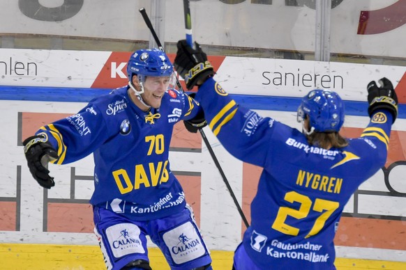 Die Davoser Enzo Corvi (Torschuetze), links und Magnus Nygren, rechts, jubeln nach ihrem Treffer zur 3-2 Fuehrung, waehrend dem Eishockey Meisterschaftsspiel der National League zwischen dem HC Davos  ...
