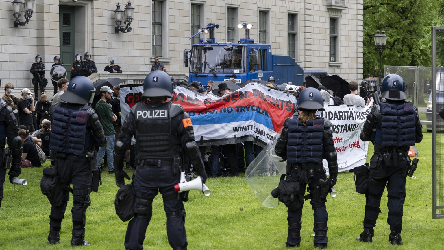 Polizisten zingeln vereinzelte linke Aktivisten ein, welche die Demonstration der Freiheitstrychler und Massnahmenkritikern stoeren wollten, aufgenommen am Sonntag, 7. Mai 2023 in Winterthur. (KEYSTON ...