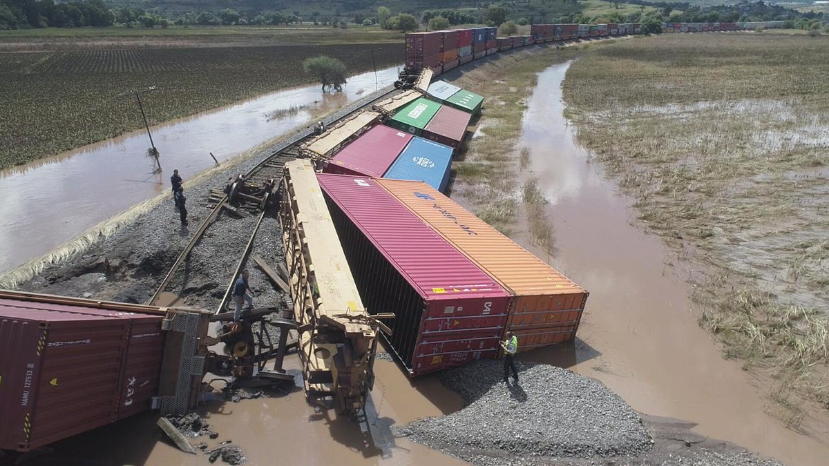 epa07113841 A Kansas City Southern train is derailed in the Morelia-Charo stretch, following the heavy rains and storms that hit Mexico and proximity of hurricane Willa advancing to the Mexican coast, ...