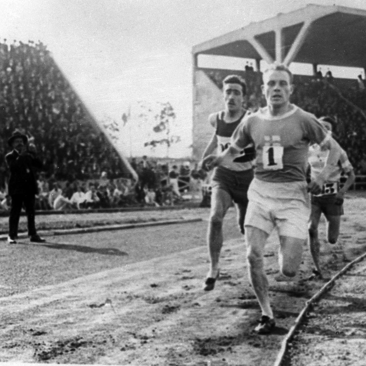 ARCHIV - ZUM KEYSTONE-SDA-TEXT UEBER DEN RUECKBLICK AUF OLYMPIA 1900 UND 1924 STELLEN WIR IHNEN FOLGENDES BILDMATERIAL ZUR VERFUEGUNG - Finnish runner Paavo Nurmi leads the pack in a track event durin ...