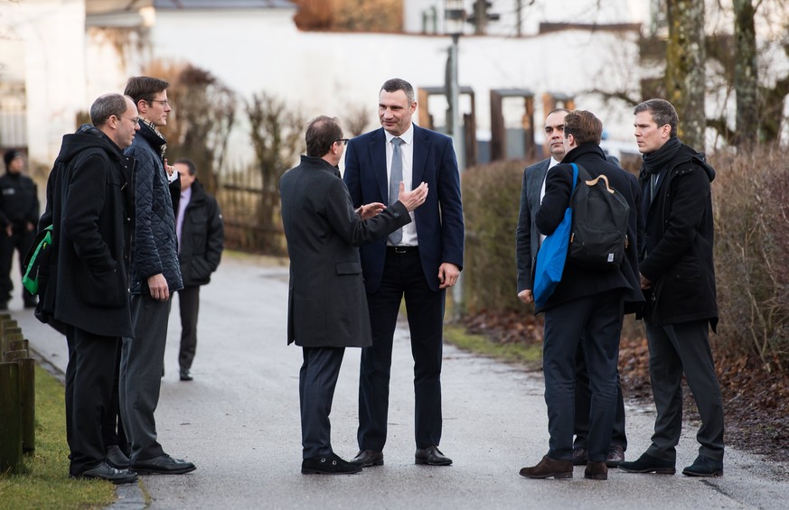 epa06417805 Chairman of the Christian Social Union (CSU) party parliamentary group, Alexander Dobrindt (3-L) welcomes Kiev&#039;s Mayor and former heavyweight boxing champion Vitali Klitschko (4-L) du ...