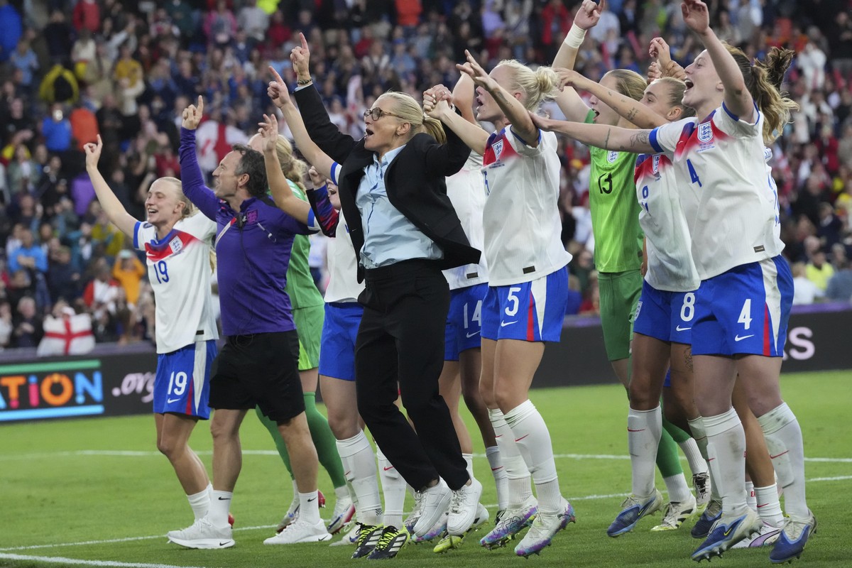 England head coach Sarina Wiegman celebrates with her players after winning the Women's Euro 2025 final soccer match between England and Spain at St. Jakob-Park in Basel, Switzerland, Sunday, Jul ...