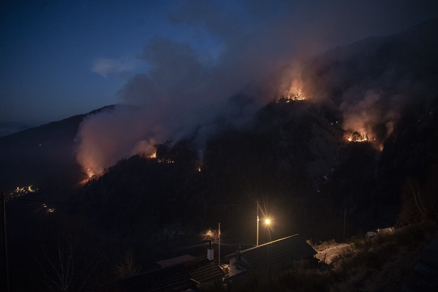 Ein Waldbrand wird von aufkommenden Winden in den Huegeln von Gambarogno bei Indemini am Lago Maggiore am Montag, 31. Januar 2022 befeuert. Das hat inzwischen auf einer Flaeche von sechs Hektaren erfa ...