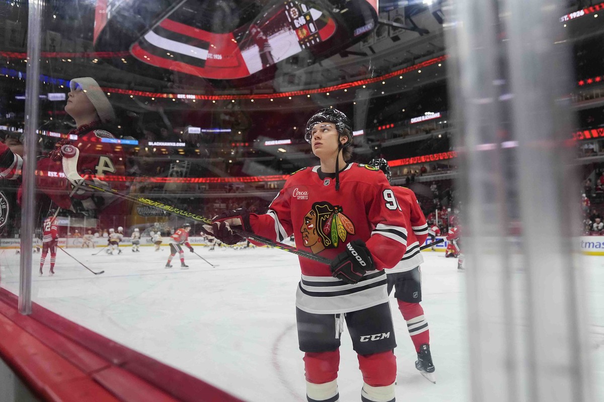 Chicago Blackhawks center Connor Bedard tosses a puck to a fan before an NHL hockey game against the Boston Bruins, Wednesday, Dec. 4, 2024, in Chicago. (AP Photo/Erin Hooley)
Connor Bedard