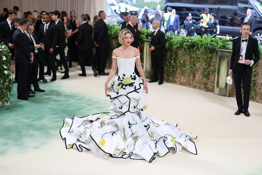 epa11323747 Gigi Hadid arrives at the red carpet for the 2024 Met Gala, the annual benefit for the Metropolitan Museum of Art&#039;s Costume Institute, in New York, New York, USA, 06 May 2024. The eve ...