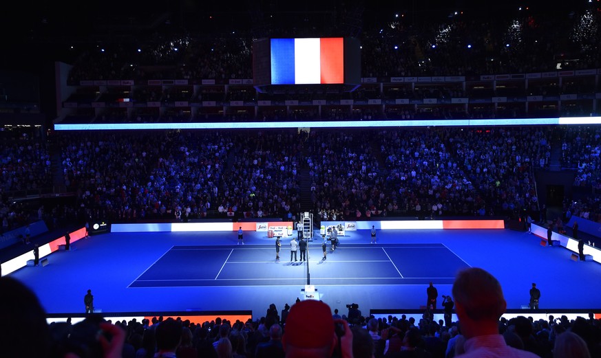 Spieler und Fans gedenken vor dem Auftakt der ATP Finals in London den Opfern der Attentate von Paris.&nbsp;