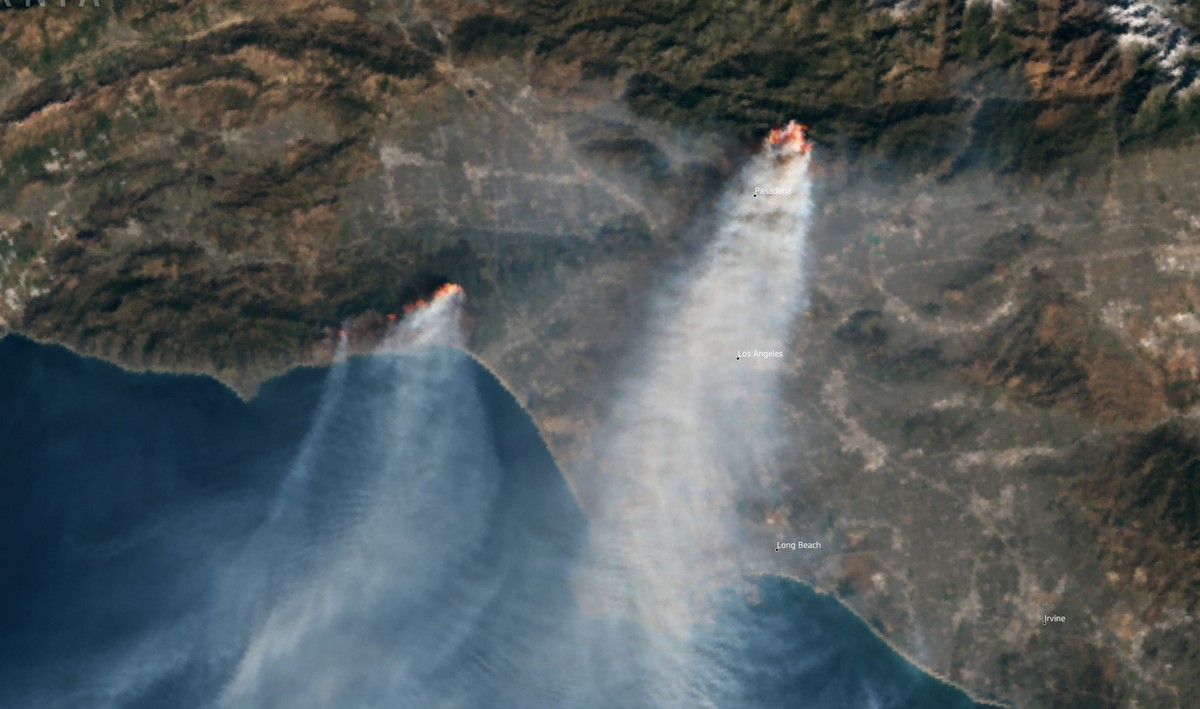 epa11816701 A handout satellite image made available by Copernicus, the European Union's Earth Observation Programme, on 10 January 2025 shows wildfires burning in Los Angeles, California, USA, 0 ...