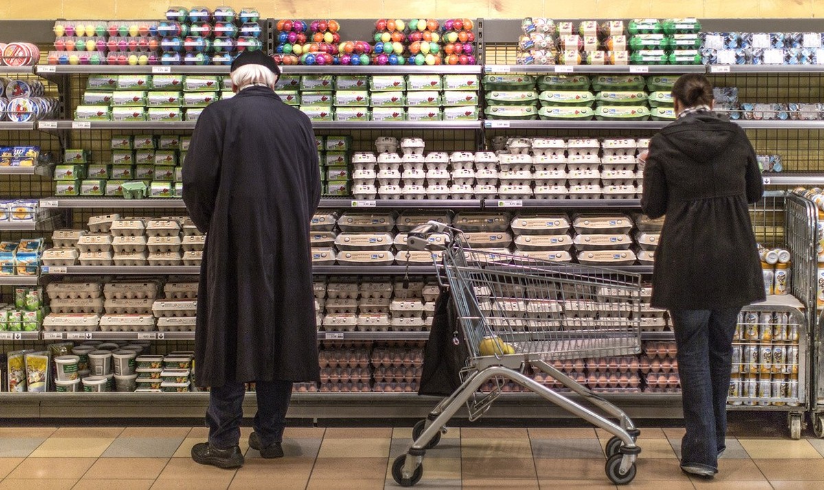Two customers stand in front of a shelf with eggs, pictured on March 5, 2013, at the Migros branch in Baden, Switzerland. Migros is Switzerland's the largest retail company. (KEYSTONE/Gaetan Ball ...