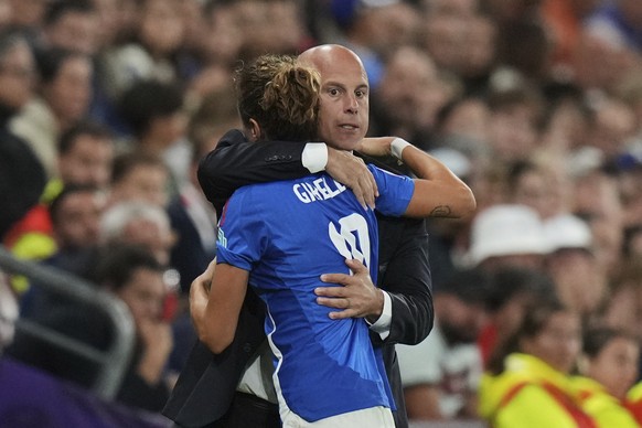 Italy head coach Andrea Soncin embraces team captain Cristiana Girelli after she is substituted during the Euro 2025, group B, soccer match between Portugal and Italy at Stade de Geneve in Geneva, Swi ...