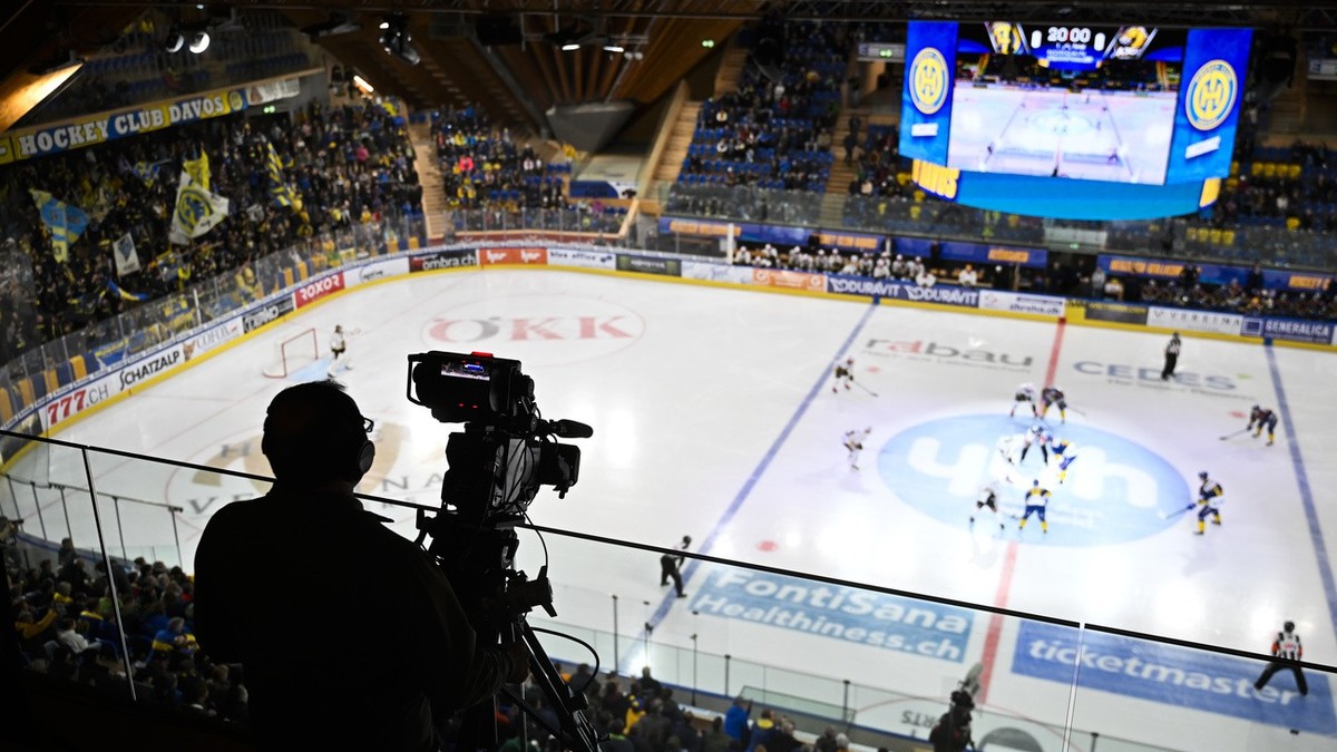TV Kamera beim Eishockey Spiel der National League zwischen dem HC Davos und dem HC Ajoie, am Samstag, 21. Oktober 2023, im Eisstadion in Davos. (KEYSTONE/Gian Ehrenzeller)