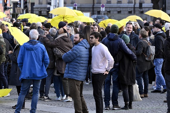 Kundgebung auf dem Helvetiaplatz nach einer Mahnwache in Zuerich am Sonntag, 3. Maerz 2024. Die Menschen trugen gelbe Regenschirme als Symbol gegen Antisemitismus. Am Samstagabend hatte ein Jugendlich ...