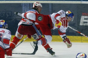 Martin St. Pierre (r.) verstärkt Lausanne.