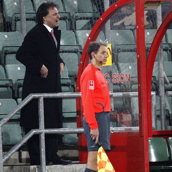 Le president du FC Sion, Christian Constantin, gauche et son duo d&#039;entraineur Christian Zermatten, centre, et Umberto Barberis, droite, lors de la rencontre de football de Super League entre le F ...