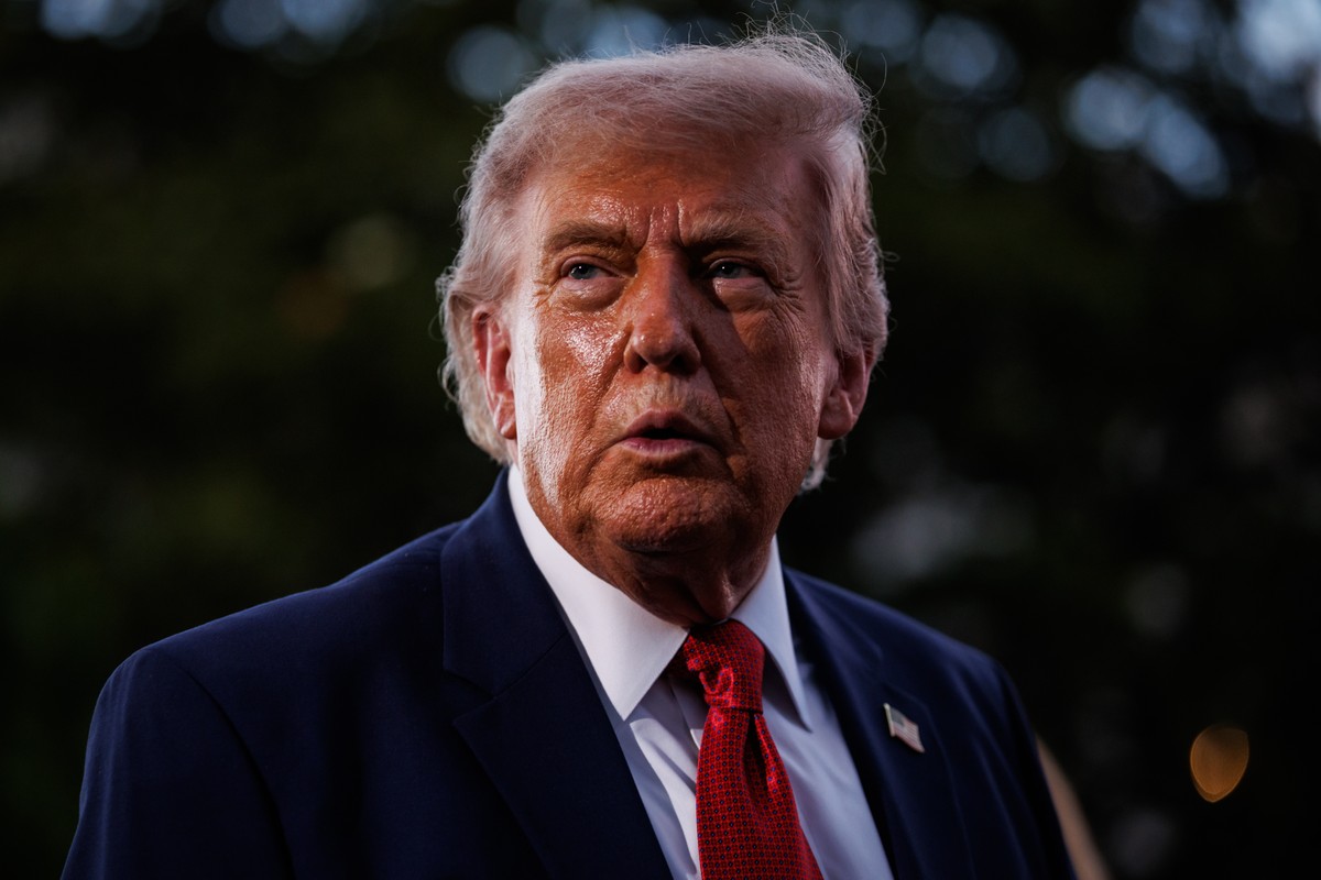 epa12975977 US President Donald Trump turns to photographers in the press pool after greeting guests during the Congressional Picnic on the South Lawn of the White House in Washington, DC, USA, 19 May ...