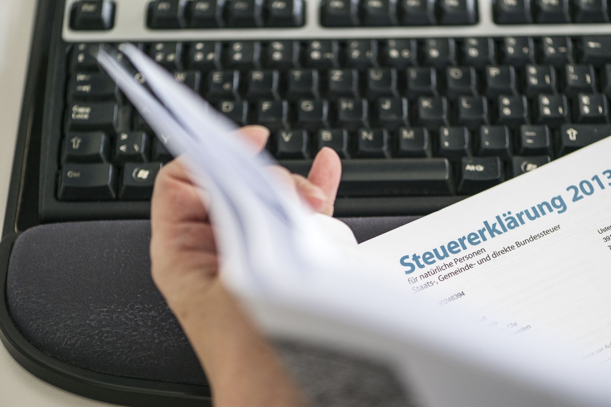 ARCHIV --- ZU DER VOLKSINITIATIVE "SCHLUSS MIT DEN STEUERPRIVILEGIEN FUER MILLIONAERE (ABSCHAFFUNG DER PAUSCHALBESTEUERUNG) STELLEN WIR IHNEN FOLGENDES BILD ZUR VERFUEGUNG --- An office employee  ...