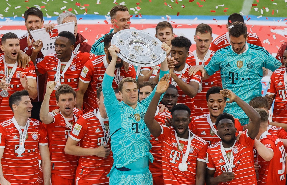 epaselect epa09934323 Bayern's goalkeeper Manuel Neuer (C) lifts the Bundesliga Meisterschale Trophy as his teammates celebrate their German Bundesliga championship title after the German Bundesl ...