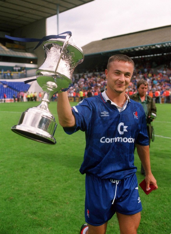 Bildnummer: 07723414 Datum: 01.08.1993 Copyright: imago/Colorsport
Dennis Wise (Chelsea) with the Makita trophy (Tottenham) Tottenham Hotspur v Chelsea. 1/8/93 Makita Pre Season Tournament. PUBLICATI ...