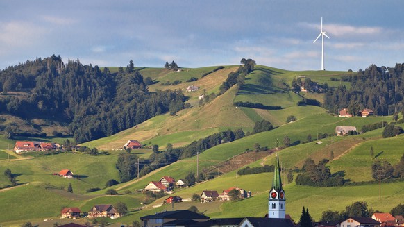 ZUR HEUTIGEN TRENDUMFRAGE DER SRG ZU DEN EIDGENOESSISCHEN ABSTIMMUNGEN VOM SONNTAG, 25. SEPTEMBER 2016, STELLEN WIR IHNEN FOLGENDES BILDMATERIAL ZUR VERFUEGUNG - A wind turbine above Entlebuch in the  ...