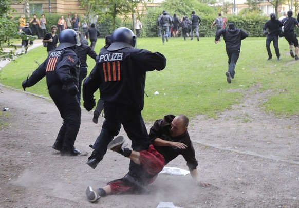 epa06073919 Riot police chase protesters during clashes at Schanzenviertel quarter close to the squatted culture center &#039;Rote Flora&#039; on the sidelines of the G20 summit in Hamburg, Germany, 0 ...